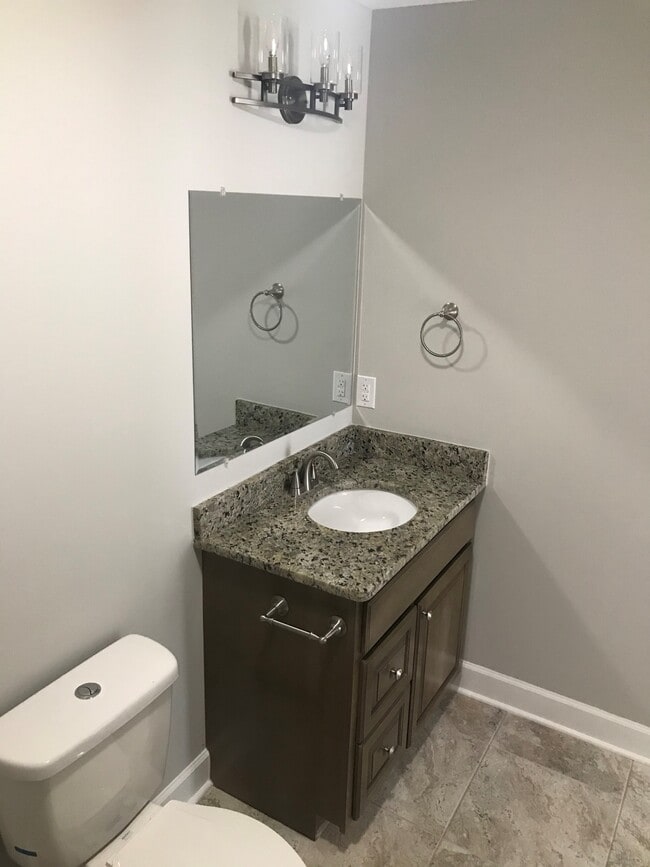 Photo - 708 Delta St