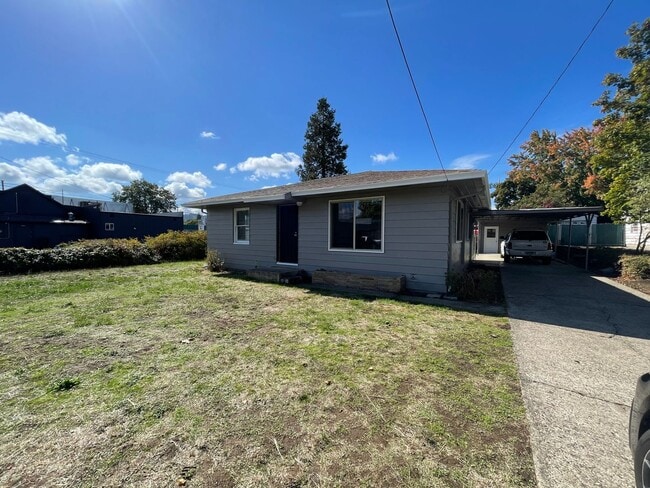 Building Photo - 3 bedroom 1 1/2 bath newly remodeled Roseb... Rental