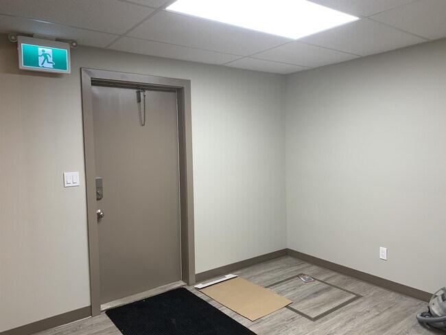 Photo - 10307-10100 100 Ave