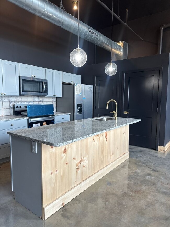 Building Photo - 21 W Broadway Unit Apt 307