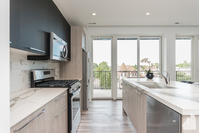 Photo - 2533 W Fullerton Ave Unidad 202 Rental