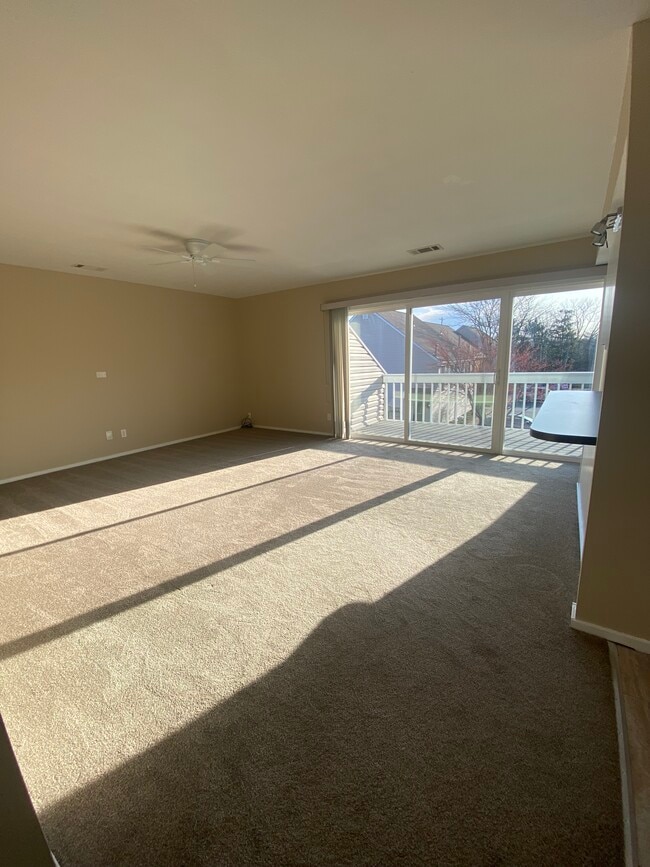 Living Room - 105 E Ticonderoga Dr Unit L