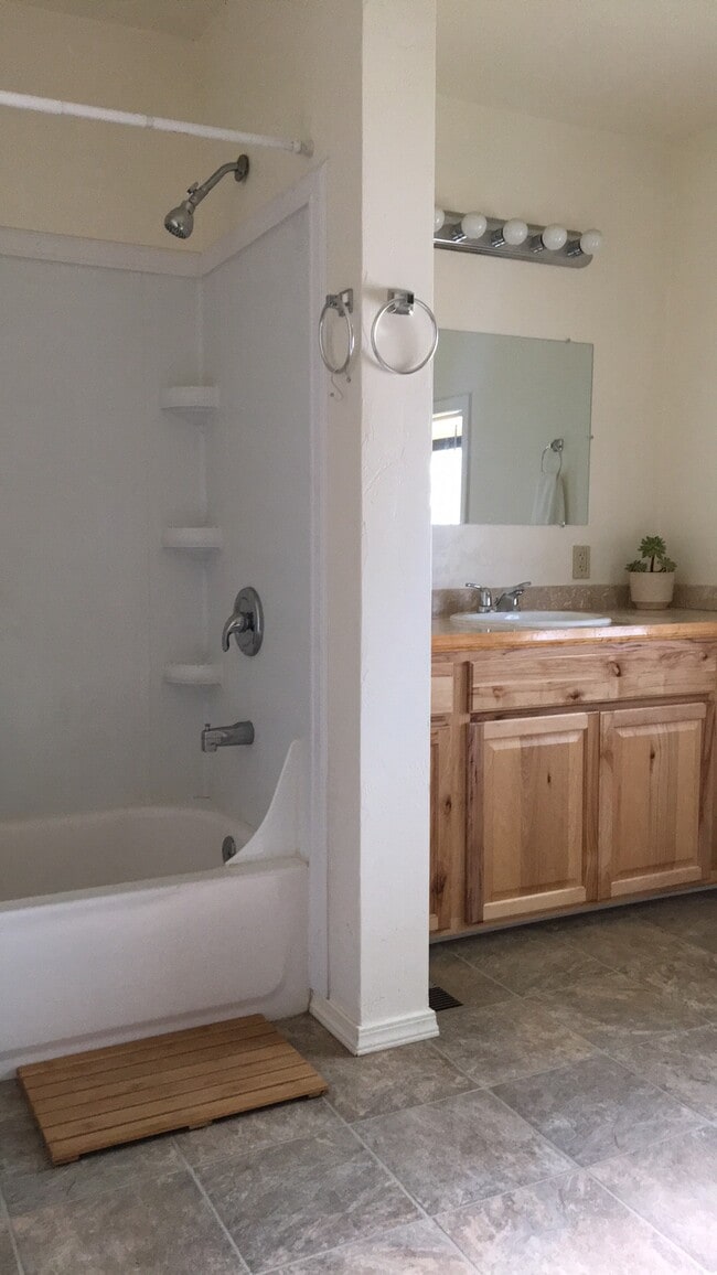 Photo - 208 N Cottonwood Ave