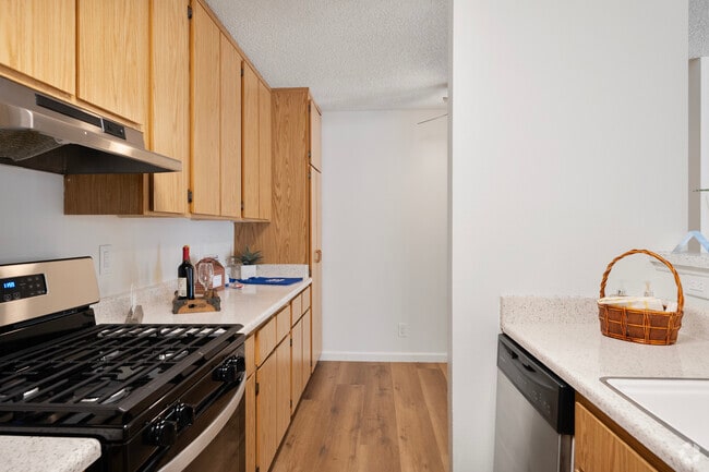 1,BR, 1BA - 550SF