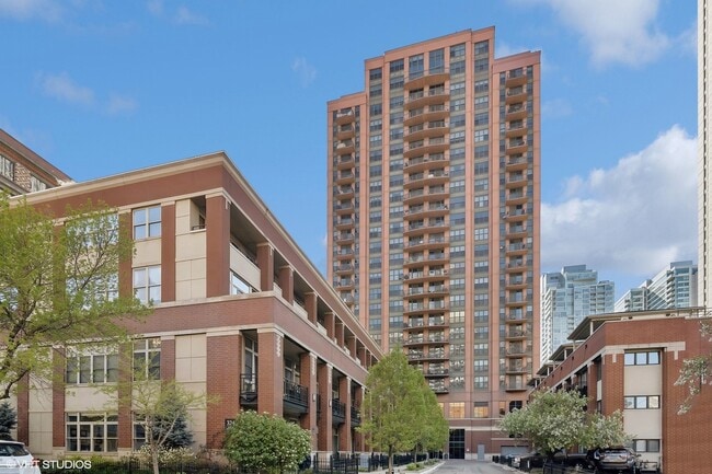 Building Photo - 330 N Jefferson St Unit 807