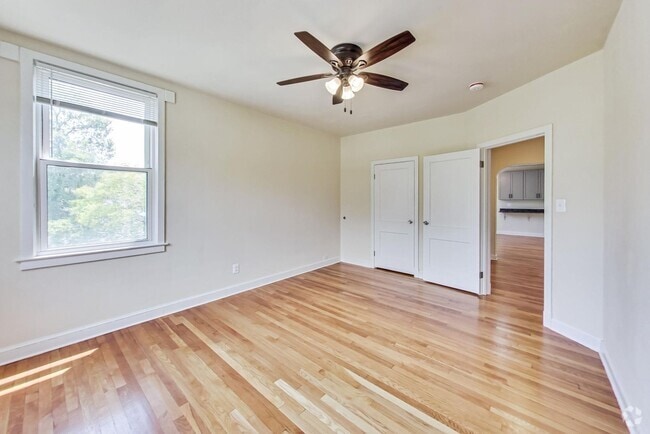 Building Photo - Renovated 2 Bedroom in Convenient Location! Rental