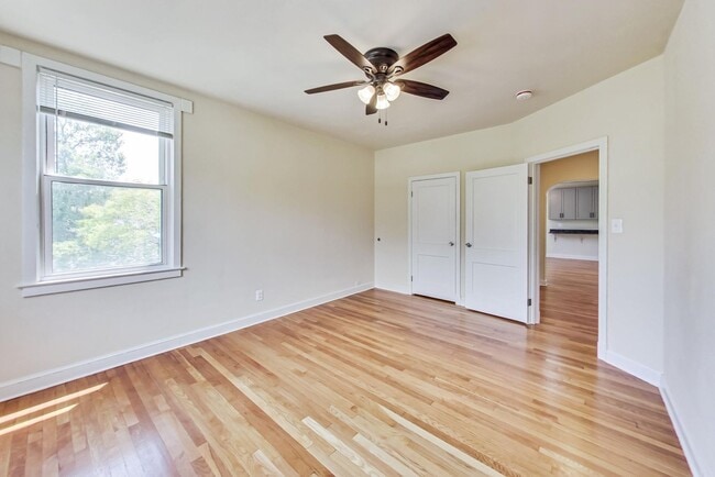 Renovated 2 Bedroom in Convenient Location! - Renovated 2 Bedroom in Convenient Location! House