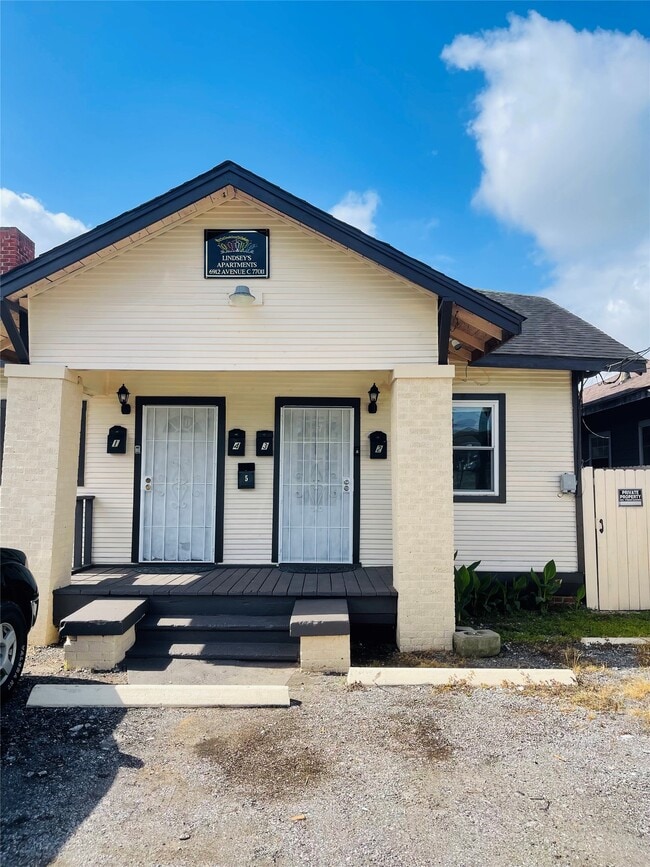 Photo - 6912 Avenue C