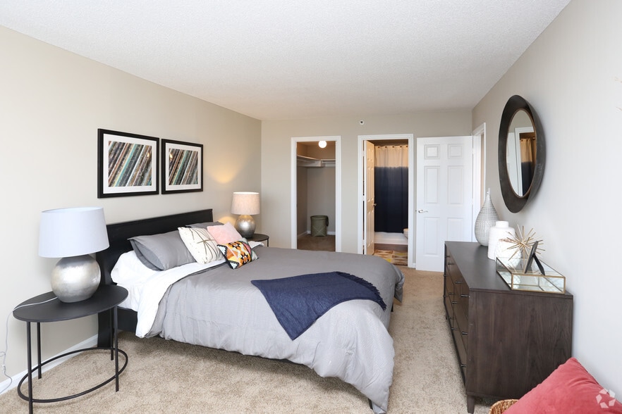 Bedroom with Closet | Louisville Apartments | Crescent Centre Apartments