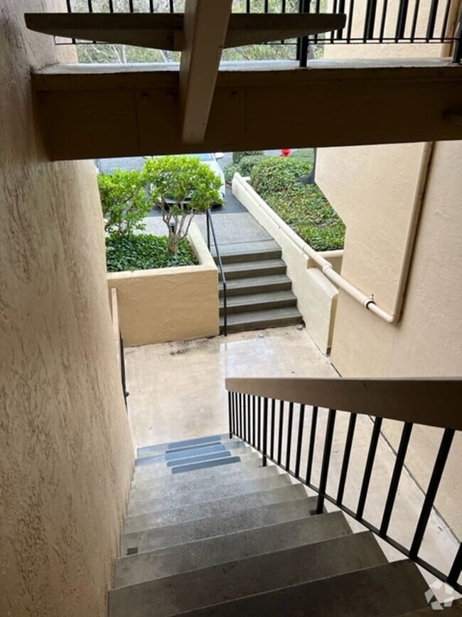 Building Photo - Great One Bedroom Condo Golden Oaks Monterey