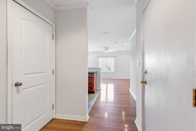 Building Photo - 2024 Ridge Ave Unit 2