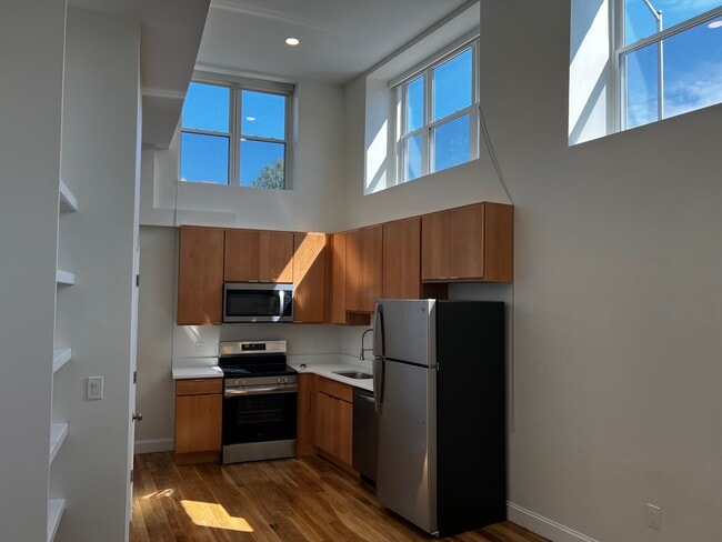 Building Photo - 6 Blossom St Rental