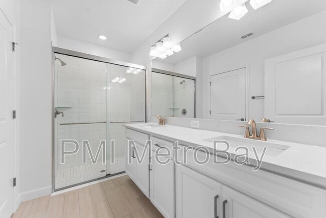 Building Photo - 17558 Holly Wl Ave Rental