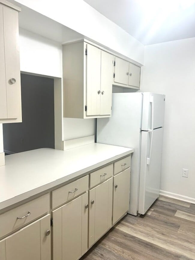 Photo - 1/1 WITH BALCONY - CLOSE TO SHOPPING/COLLEGES/BEACHES