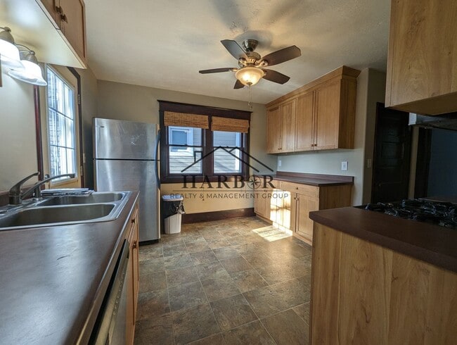 Charming single family home with beautiful... - Charming single family home with beautiful...