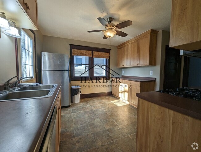 Building Photo - Charming single family home with beautiful...