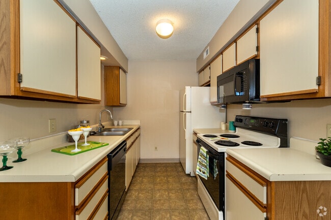 2BR, 1BA - 920SF - Kitchen