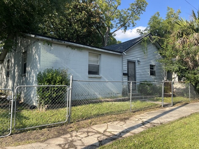Building Photo - 1777 W 5th St Rental