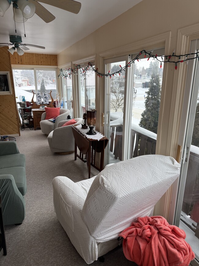 Appartement lumineux et spacieux de 2 chambres à l'étage, avec une grande véranda chauffée. Recherche locataire mature pour la durée du bail. - 11 Poyntz St Unité 11 poyntz street penetang