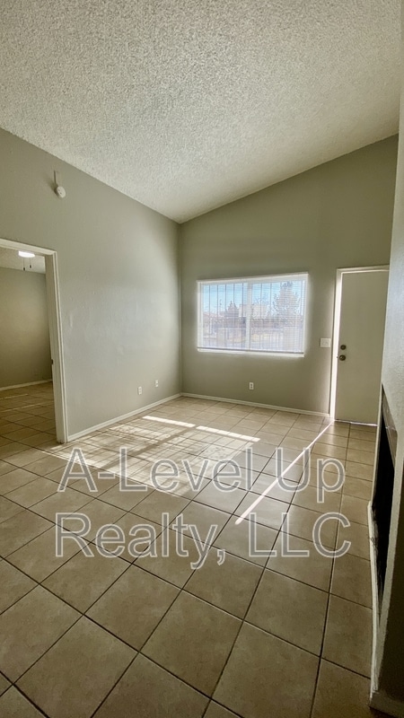Photo - 403 E Thoroughbred St
