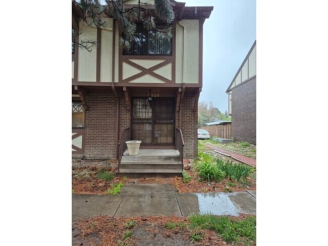Building Photo - Townhome