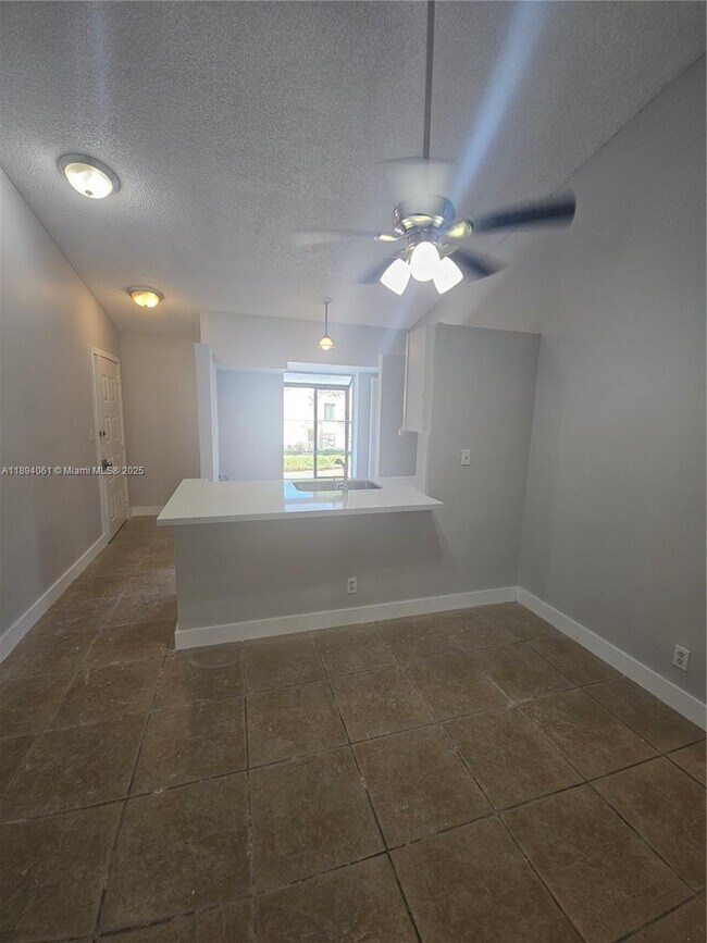 Photo - 713 Gardens Dr Unidad 205