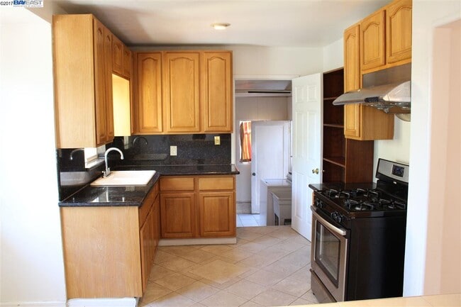 Photo - 15884 Connolly Ave