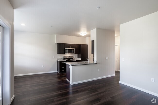 1BR, 1BA - 750 SF
