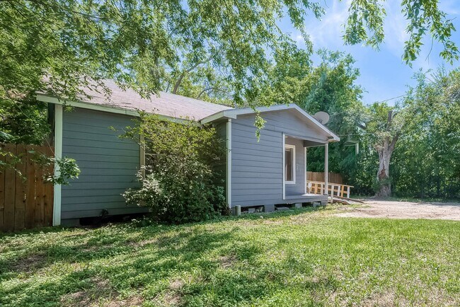 Affordable spacious 4bed/2bath single-family house! - Affordable spacious 4bed/2bath single-family house!