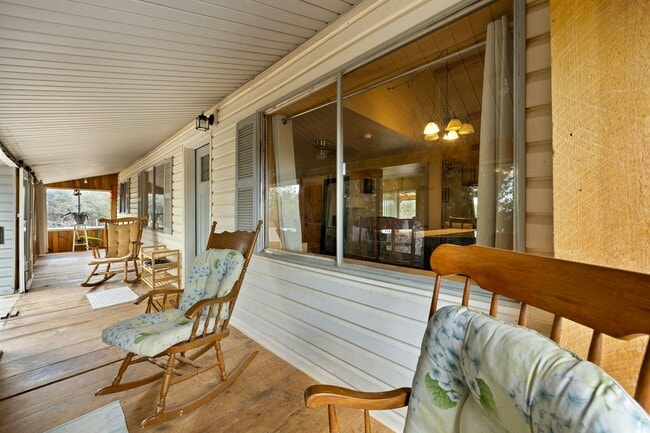 Photo - 5066 Iris St