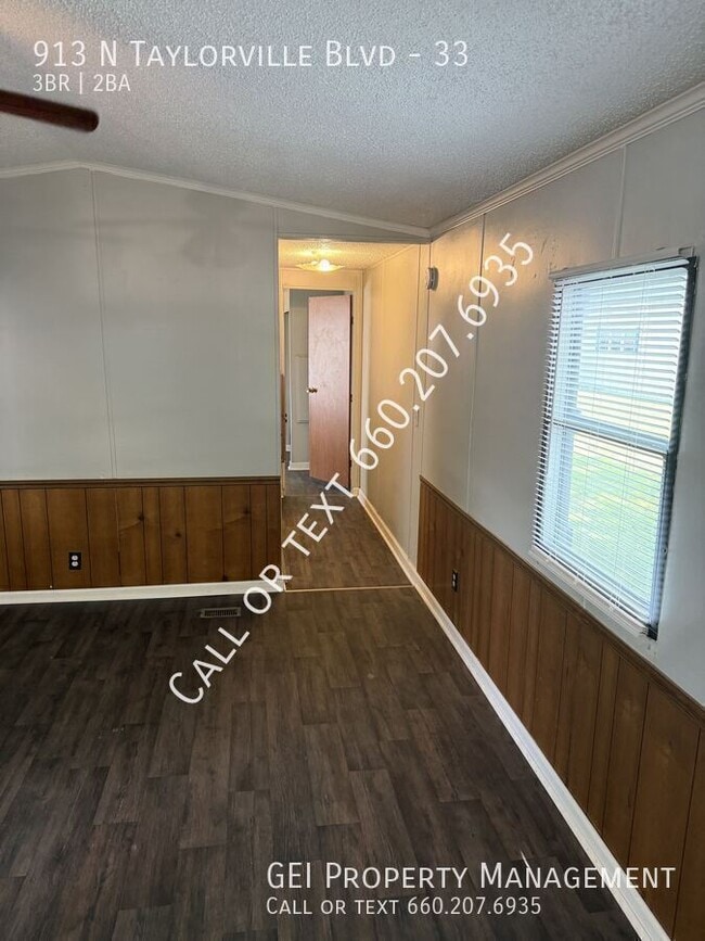 Photo - 913 N Taylorville Blvd