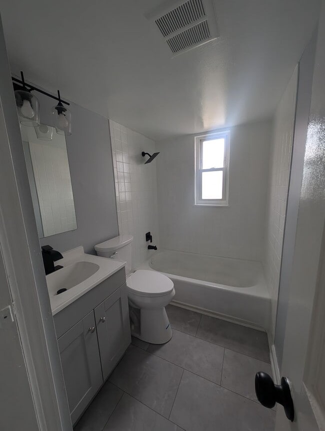 Photo - Charming Units in Euclid, Cleveland! Unidad -Up