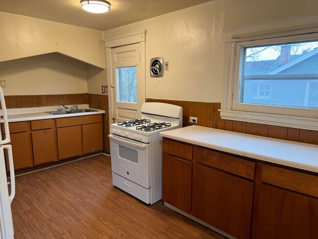 Building Photo - 515 W Franklin St Unit Upper