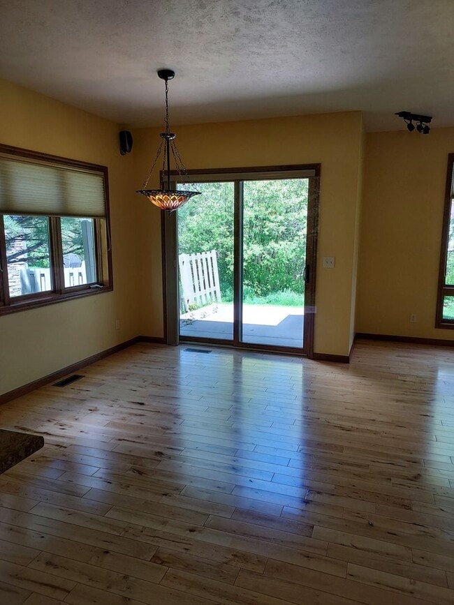 Building Photo - 3 bed 2 bath Condo in Bozeman