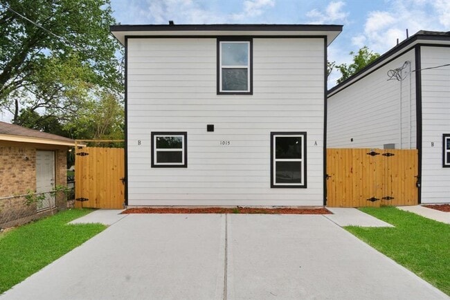 Building Photo - 6313 Sandra St Unit B