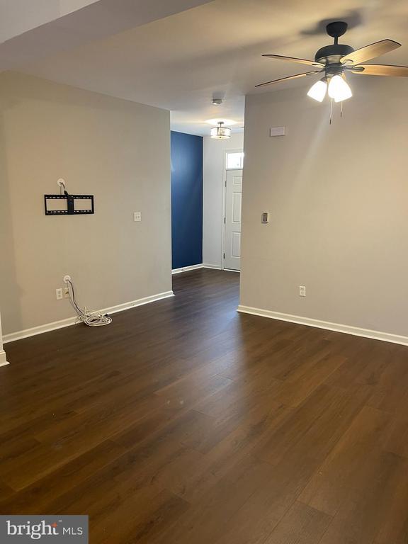 Photo - 310 Norwalk Way