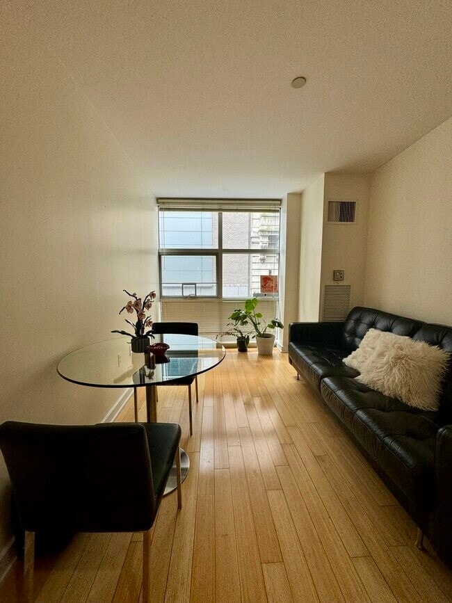 Building Photo - 41 Boylston St Unit 602