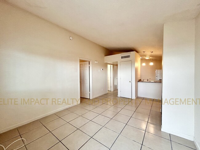 Photo - 425 E Thoroughbred St