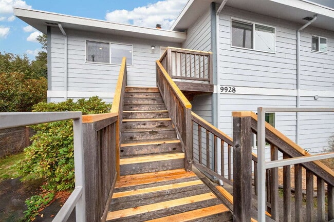 Photo - Top floor Duplex in Kent.  4 beds 2 bath with Very large fenced yard and 2 car garage. RENT $3295... Unit # B