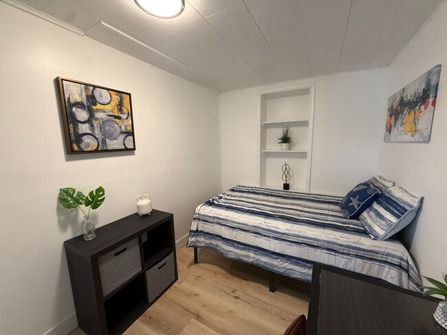 Photo - Affordable Private Guy Room in Avenues/University Area - Main Floor Unit 759 - 1B