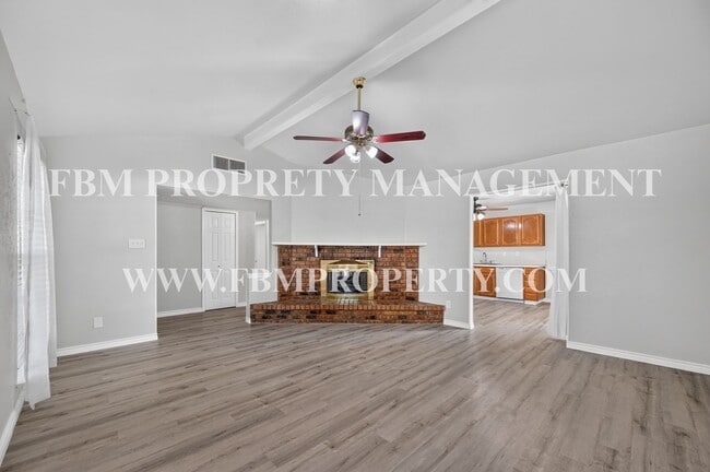Photo - 407 Woodhurst Dr
