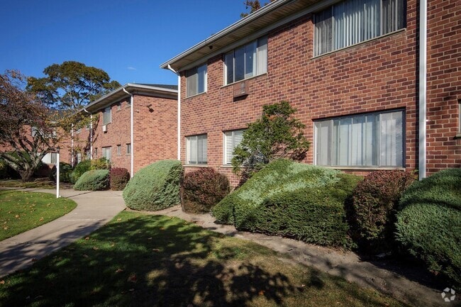 Building Photo - 11 S Saxon Ave Unit 3A Rental
