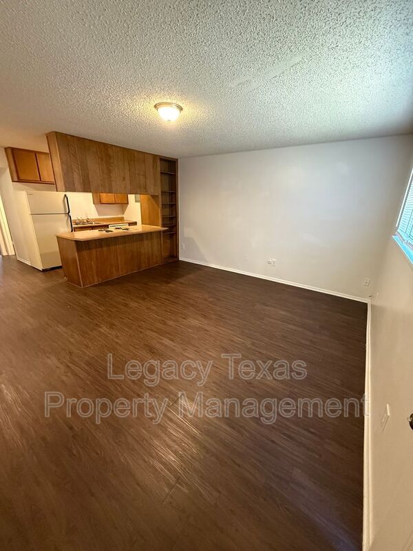 Building Photo - 1708 Short St Unit B
