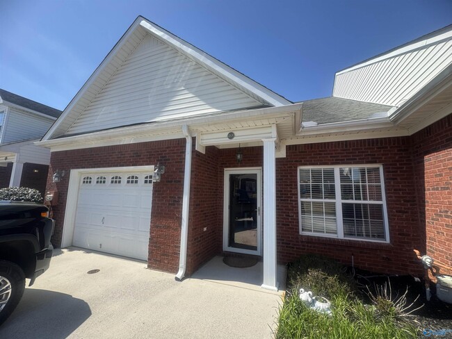 Building Photo - 468 Shamrock Dr