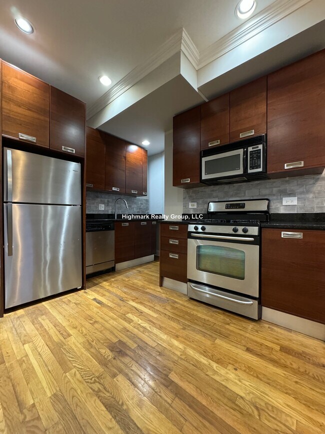 Building Photo - 6935 N Oakley Ave Unit GC