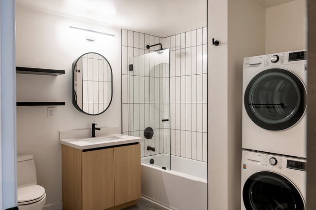 Baño Penthouse con lavadora/secadora en suite - Lumina Hollywood