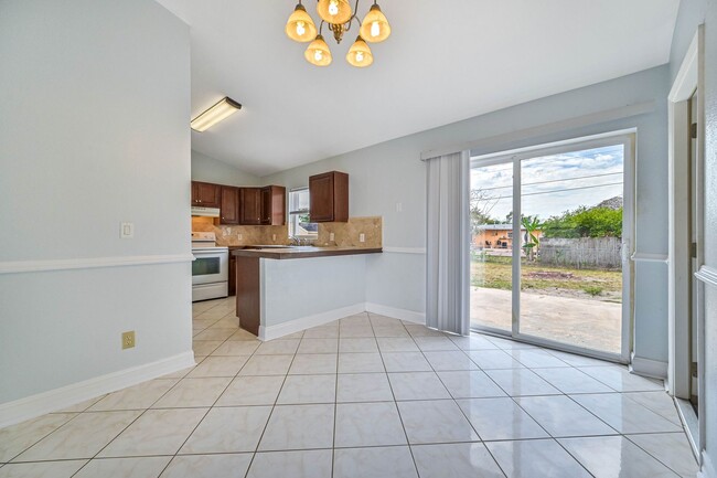 Photo - **3/2 House in San Carlos - Huge fenced backyard - City Water**