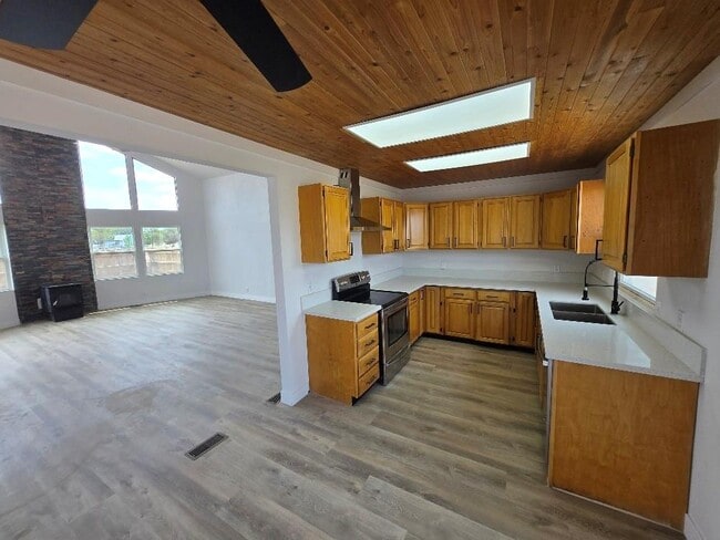 Photo - 270 W Patricia Ln