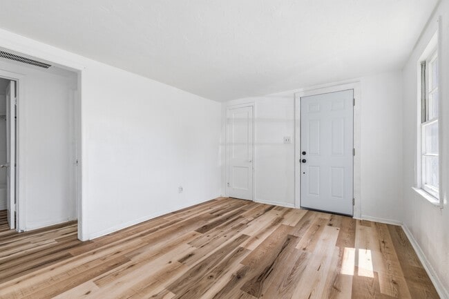 Photo - 420 W 25th St