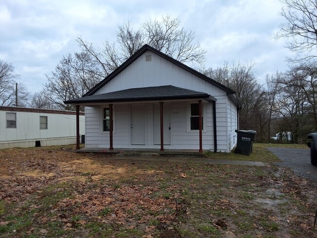 Building Photo - Comfy 2 Bedroom, 1 Bath House located in Radcliff